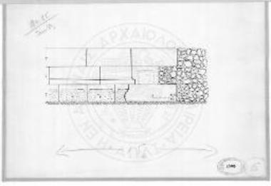 Τομή και λεπτομέρεια της νότιας παρειάς του κρηπιδώματος του τείχους (Ο.Τ. 56).