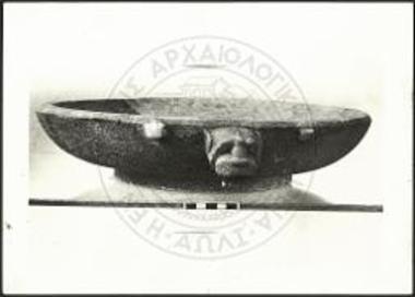 Μαρμαρίνη λεκάνη με προχοήν λεοντοκεφαλής εκ του δωματίου Α της αρχαϊκής οικίας Α Ονυθέ Γουλεδιανών.