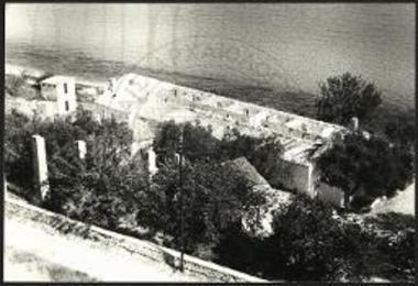 Χαλκιδική, Καλλιθέα. Από ΝΔ άποψη του κατεδαφιζομένου κατά το 1968 κτίσματος του Μετοχίου της Μονής Παντελεήμονος του Αγίου Όρους.