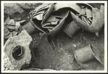 Νεκυομαντείο Αχέροντος. Αγγεία ανατετραμμένα επί του δευτέρου προς Ανατολάς δώματος.