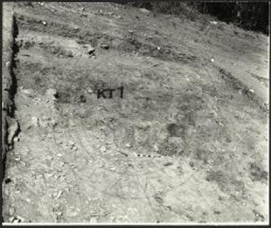 Τομή VIΒ, κτίριο 1. Δρόμος ή υπαίθριος χώρος στα ΝΔ του κτιρίου 2.