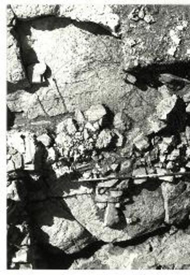 Καταστραμμένα παλαιοανακτορικά λείψανα στα ΒΔ του ανδήρου ΙΙ.