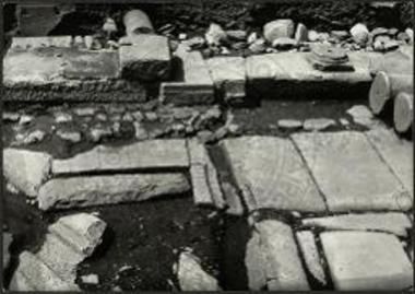 Φίλιπποι. Το ανατολικόν άκρον του κρασπέδου της Εμπορικής οδού μετά της κατά χώραν βάσεως κίονος και τετραγώνου πεσσού.