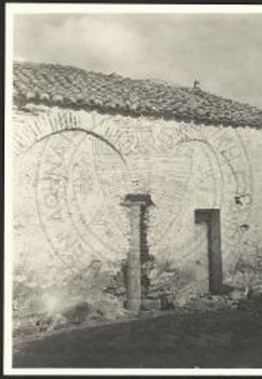 Ο αποκαλυφθείς υπό τα τόξα μαρμάρινος κίων.