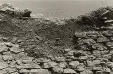 Το αφαιρεθέν τμήμα της θόλου του θολωτού τάφου.