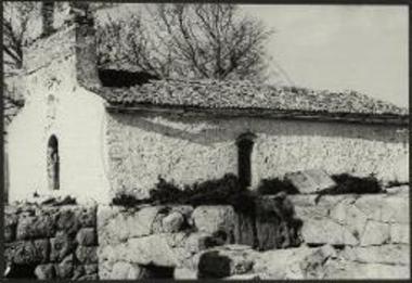 Νεκυομαντείο Αχέροντος. Ο χριστιανικός ναΐσκος, ιδρυμένος επί των τοίχων του νεκρομαντείου. Άποψις από ΝΔ.