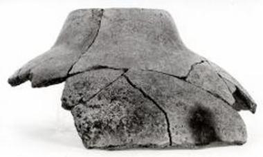 Βοϊδοκοιλιά, θολ. τάφος, κοιλότης Α-8. Τμήμα αγγείου επιχώσεως.