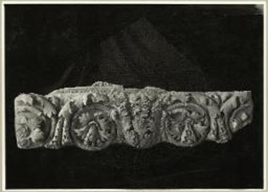 Μαρμαρίνη σαρκοφάγος εκ Νικοπόλεως μετ' αναγλύπτου ακάνθης.