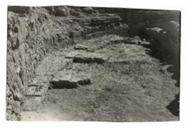 Πλατύβαθμα περιμετρικώς επί του δαπέδου της κόγχης.