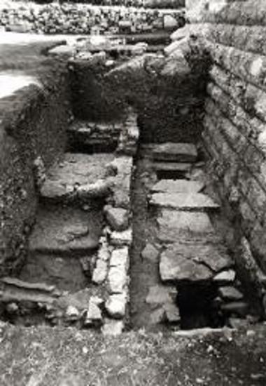 Ανάλημμα, οδός, οικία