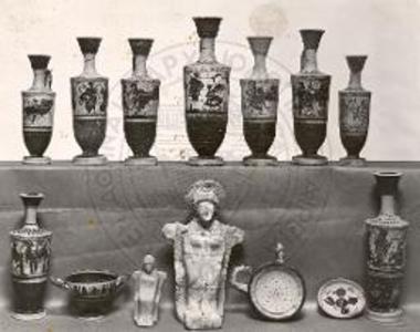 Μελανόμορφα αγγεία (λήκυθοι, θήλαστρο, σκυφίδιο, μικκύλο πινάκιο), ειδώλια