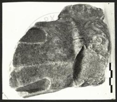 Τεμάχιον μαρμαρίνου κιονοκράνου ρωμαϊκής εποχής.