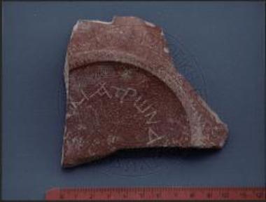 Ενεπίγραφη βάση φωκικού πινακίου.