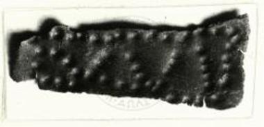 Χαλκή ταινία μετά γεωμετρικής εξ εκτύπων στιγμών διακοσμήσεως.