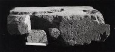 Ωρωπός. Επιγραφές. Επίκρανο βάθρου όπου η αναθηματική επιγραφή 461 (Α 161).