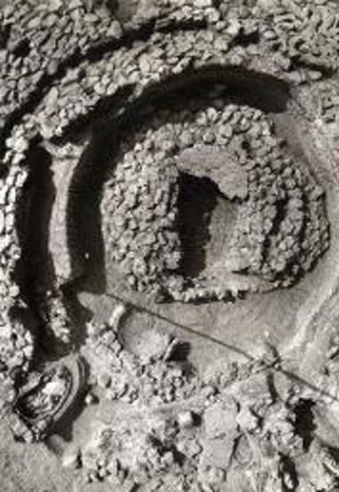 Η αλληλοδιαδοχή των μανδυών του τύμβου.