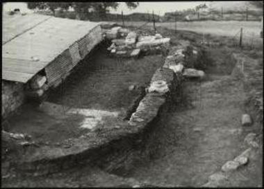 Αγ. Χαράλαμπος Μαρωνείας. Βόρειον κλίτος του ναού με λείψανα του δαπέδου από μαρμάρινες πλάκες.