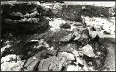 Το πλακόστρωτον και δεξιά ο αποκαλυφθείς τοίχος του 4ου δωματίου του ΜΜ IIIΒ ιερού (από Β).