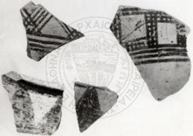 Όστρακα γραπτών ΠΕ αγγείων και νεολιθικών.