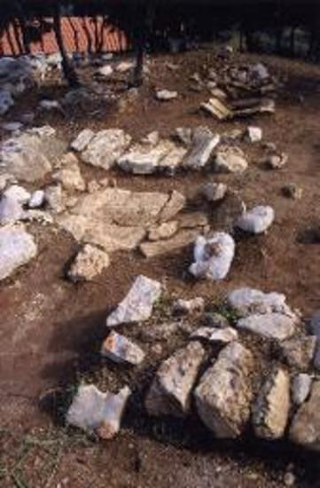 Πρωτοελλαδικοί τάφοι στα βόρεια του οικισμού.