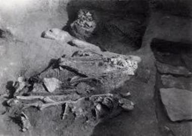 Μυρσινοχωρίου θολωτός τάφος 2. Το εσωτερικόν της θόλου. Κάτω ο νεκρός του δαπέδου. Άνω ο λάκκος 2 μετά πίθου υπέρ τας καλυπτήρας πλάκας. Δεξιά ο λάκκος 1 της πριγκιπίσσης .