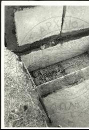 Ο τάφος μετά την αφαίρεσιν του καλύμματος.