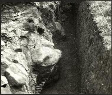 Τοίχος δυτικά του θεάτρου.