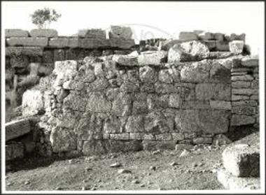 (DE)  Die archaische Erwiterung der Nordseite der grossen geometrischen Terasse.