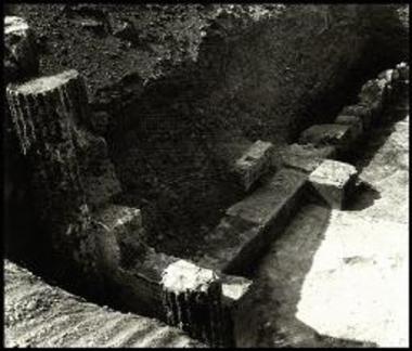 Η τούμπα ΒΑ του Πνευματικού Κέντρου. Η νότια πλευρά του αρχαίου σκάμματος και ο νότιος τοίχος του μακεδονικού τάφου και της ΝΑ γωνίας της πρόσοψης με δύο ημικίονες.