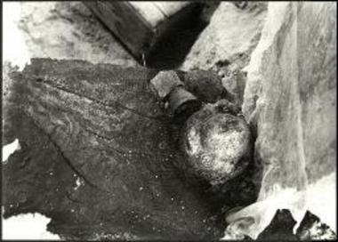 α) Το παράθυρο του ΝΔ τοίχου του δωματίου 4, όπως βρέθηκε κατά την ανασκαφή με την τοιχογραφία του κατωφλιού (αρ. κατ. 18).