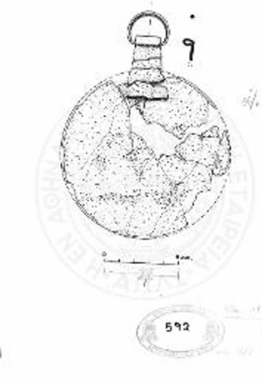 Το χάλκινο κάλυμμα του πτυκτού κατόπτρου (αρ. 11).