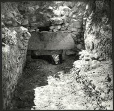 Η είσοδος του τάφου και η αρχή του δρόμου μετά την έναρξιν της ανασκαφής.