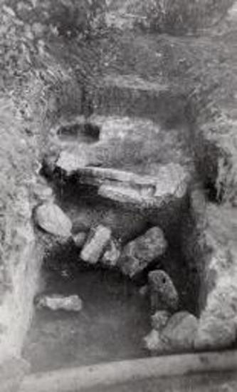 Κατεστραμμένος λακκοειδής τάφος μετά βόθρου θυσιών παρά τον Κεφαλοβρύσου τ.1.