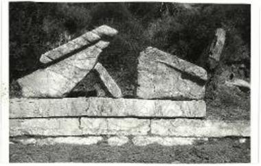 Τα διασωθέντα δύο τεμάχια του αετώματος τάφου Γ κατά πρόχειρον ανίδρυσιν.