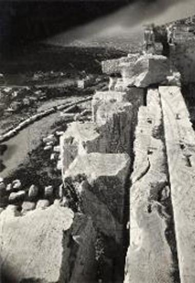 Παρθενών. Τοποθέτησις των τριγλύφων και αντιθεμάτων επί των επιστυλίων.