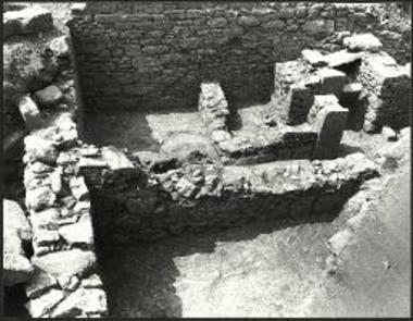 Ο αναλημματικός τοίχος στον οποίο στηρίζονται δύο οικίες της κλασικής εποχής (άποψη από το Βορρά).