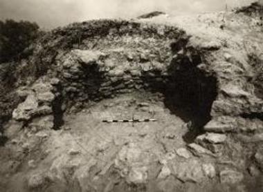 Τάφος 5. Τα στρώματα ταφών εκ ΝΝΔ.