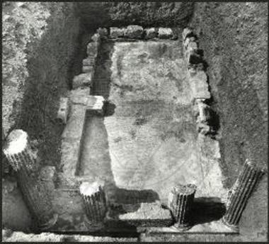 Ερείπια μακεδονικού τάφου με ιωνική πρόσοψη.