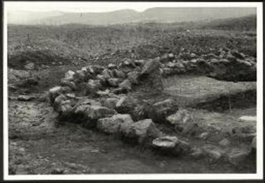 Ανατολικόν ήμισυ περιβόλου τύμβου Λ.