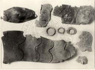 Ευρήματα εκ του ναού του Επικουρίου Απόλλωνος. Χαλκαί παραγναθίδες, τεμάχια χαλκών ζωστήρων, μολύβδινοι κρίκοι.