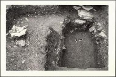 Δωδώνη. Τομή στη δυτική στοά του Ιερού, μεταξύ του 1ου και 2ου κίονα της εσωτερικής κιονοστοιχίας. Άποψη από ανατολικά.