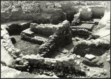 Γρόττα. Τα ερείπια της μυκηναϊκής πόλης. Στο υψηλότερο επίπεδο λείψανα ταφικών περιβόλων των πρωτογεωμετρικών χρόνων.