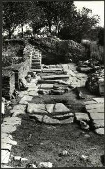 Φίλιπποι. Τμήμα της Εμπορικής οδού και η κλίμαξ, η φέρουσα εις την νοτίαν στοάν του Οκταγώνου.