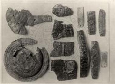 Χαλκά ευρήματα εκ του ναού του Επικουρίου Απόλλωνος. Χαλκούν ασπίδιον, χαλκούν κάτοπτρον, αναθηματικά χαλκά διαδήματα, χαλκά πλακίδια μετ' εκτύπων στιγμών.