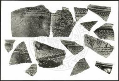 Γεωμετρικά όστρακα από την επίχωση.