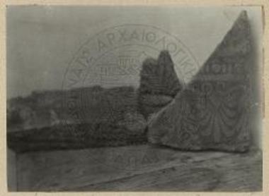 Τεμάχιον πηλίνου στρωτήρος εκ της στέγης του τετραγώνου κτηρίου.