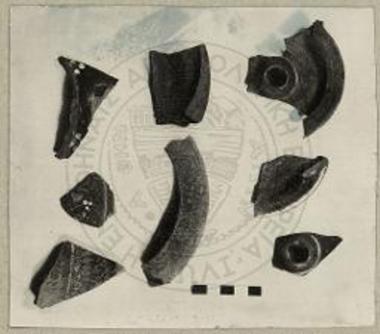 Θραύσματα λύχνων και Ελληνιστικά όστρακα εκ του άντρου της Ηρακλείτσας.