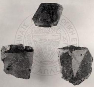 Όστρακα εγχρώμων νεολιθικών αγγείων.