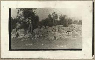Το τείχος των Δουπιάνων (Δισπηλιό) επί της λίμνης της Καστοριάς.