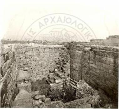 Τείχος.